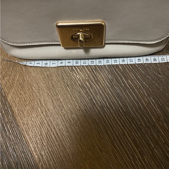 *open pockets
*snap closure
*strap can be shoulder carry and also a crossbody - Picture 8 of 9